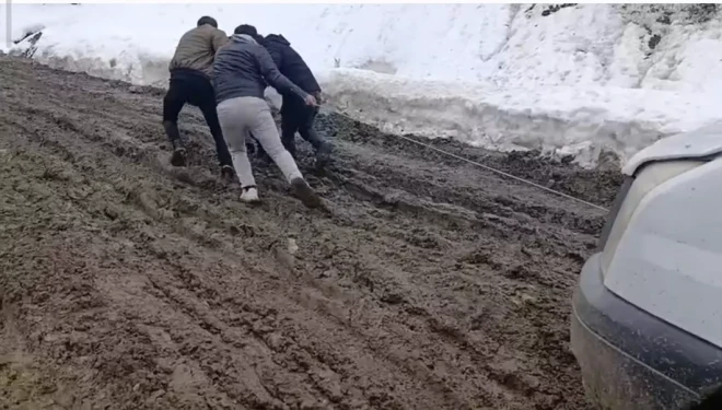 Bahçesaray’da çamurla mücadele