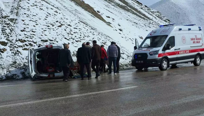 Van’da kaygan yolda devrilen kamyonette