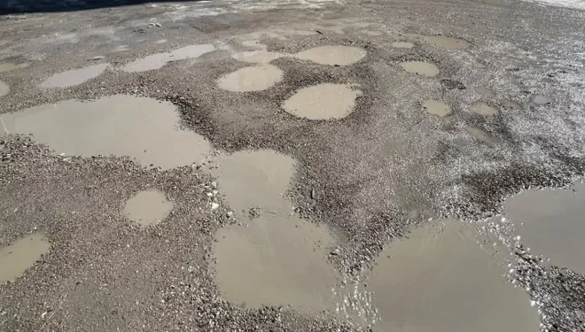 Van’da yağış sonrası cadde ve sokaklar göle döndü