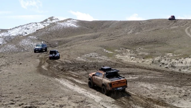 Van’da Off-Road tutkunları Erek Dağı eteklerindeki zorlu parkurları aştı