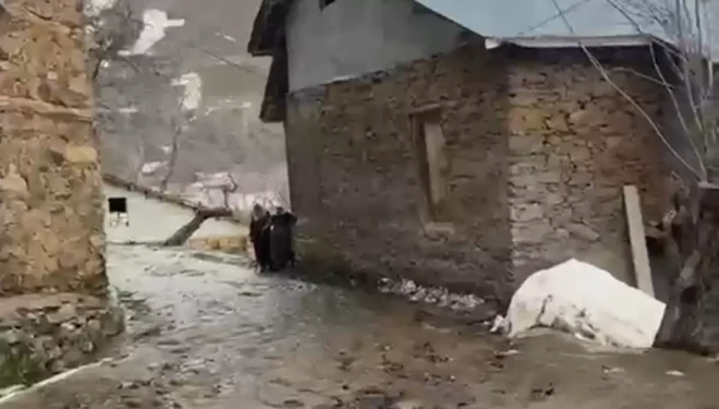 Bahçesaray’da dağlarda kar, mahallede sel