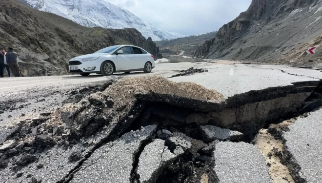 Van-Hakkari kara yolu heyelan sonrası