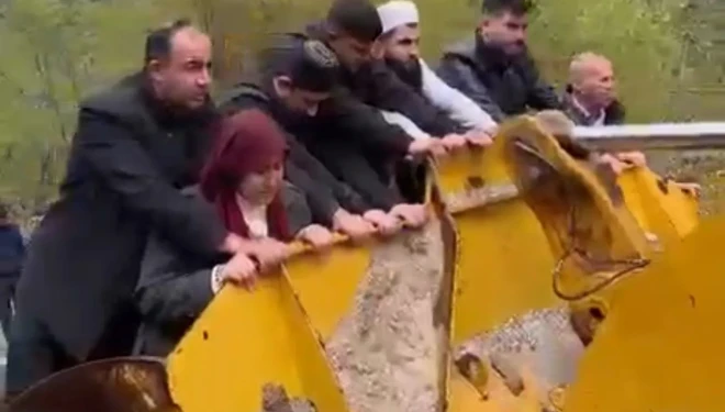 Sel yol kapattı, cenaze iş makinesiyle taşındı
