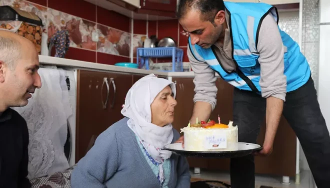 Yalnız yaşayan 75 yaşındaki kadına doğum günü sürprizi