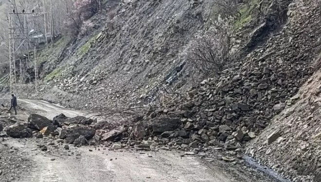 Bahçesaray’da mahalle yolunda heyelan