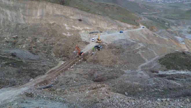 Hakkari-Van kara yolu heyelan nedeniyle