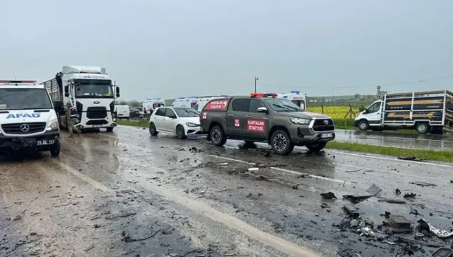 Koyun yüklü kamyonet ile otomobil çarpıştı: 2 ölü, 3 yaralı