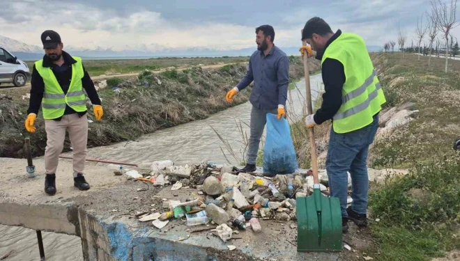 Van Gölü’nün sessiz kahramanları için yol temizliği