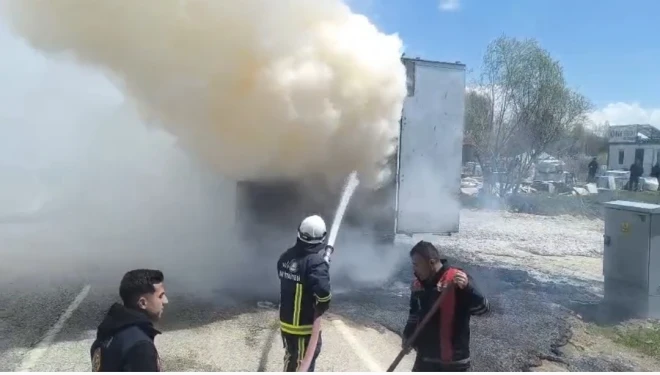 Van’da seyir halindeki tırın dorsesi yandı