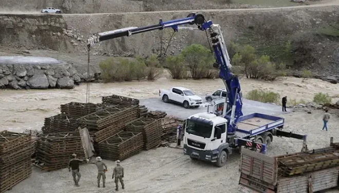 TSK’dan Hakkari'de heyelan bölgesine 40 metrelik köprü