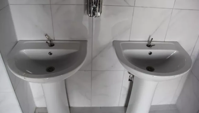 Van’da millet bahçesindeki lavabolar zarar görüyor