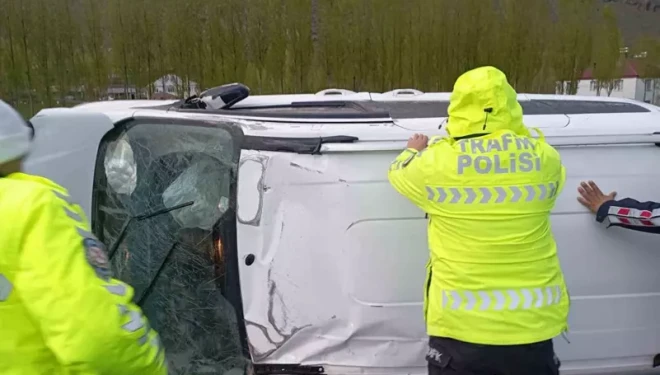 Van’da kontrolden çıkan otomobil takla attı