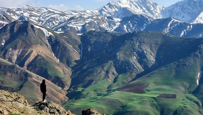 Erek Dağı’nın zirvesinde kar, eteklerinde bahar