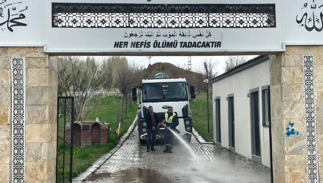 Özalp Belediyesi bayram öncesi mezarlıkları temizledi