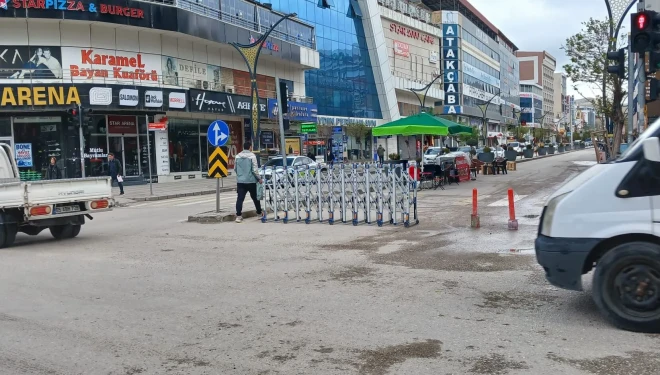 Van’da Cumhuriyet Caddesi araç trafiğine kapatıldı
