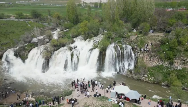 Van’ın doğa harikası şelalesi bayramda doldu taştı