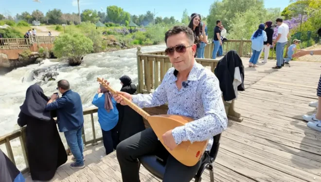 Kaçak avcılığa dikkat çekmek için bağlama çalıp, türkü okudu