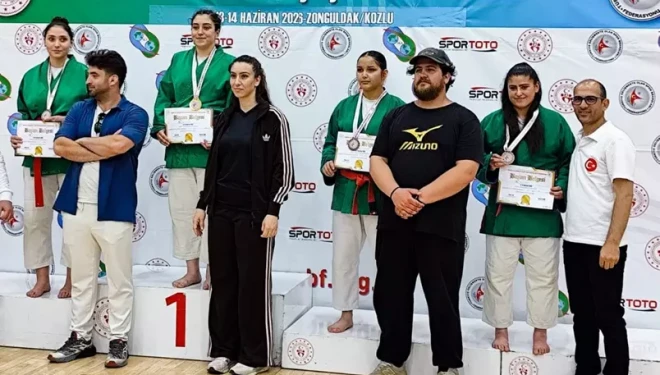 Cumhuriyet Anadolu Lisesi öğrencilerinden tarihi başarı
