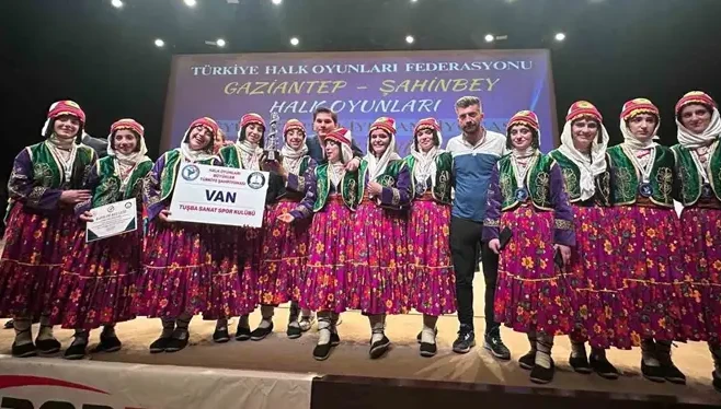 Vanlı kızlar halk oyunlarında tarih yazdı
