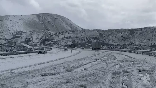 Tendürek Geçidi’nde dolu yağışı kışı aratmadı