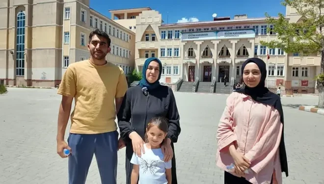 Anne, 2 çocuğuyla aynı okulda