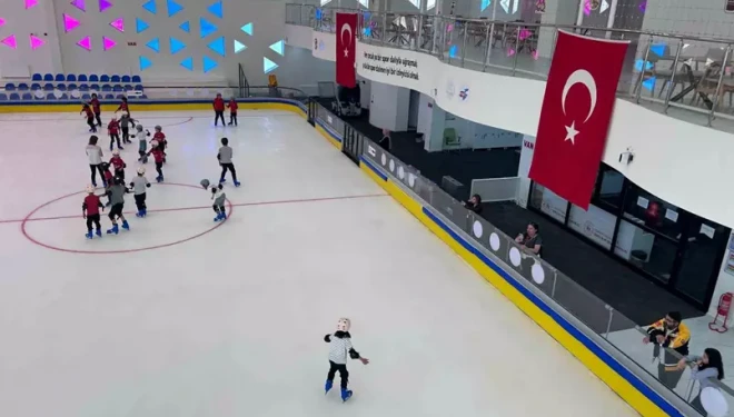 Van’da 30 derece sıcaklıkta buz pateni keyfi
