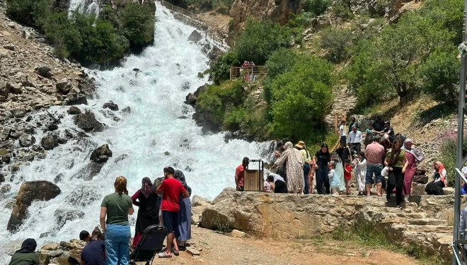 Van’daki Kanispi Şelalesi ziyaretçilerin ilgi odağı oldu