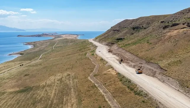 Van Gölü sahil yolunun Çitören -Mollakasım etabında çalışmalar sürüyor