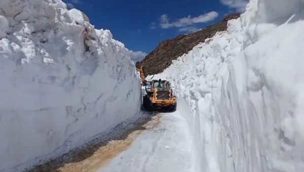 Yüksekova’da temmuz ayında 7 metrelik kar tünelleri