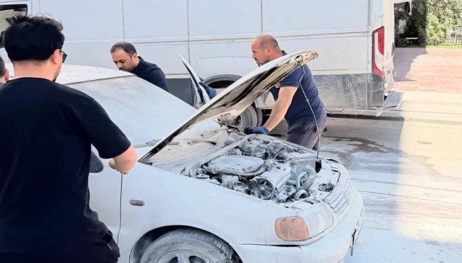 Van’da seyir halindeki otomobilin motoru yandı