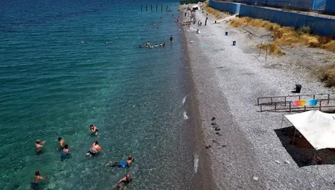 Türkiye'nin göl kıyısındaki tek mavi bayraklı plajında serinliyorlar
