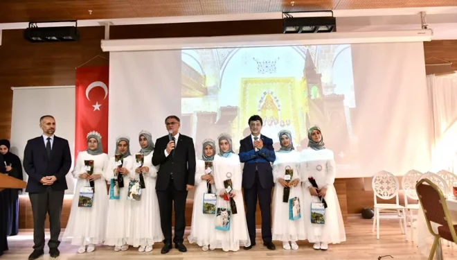 Van'da hafızlık eğitimini tamamlayan öğrenciler belgelerini aldı
