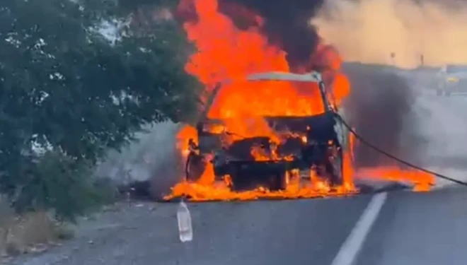 Van’da seyir halindeki otomobil alev alev yandı