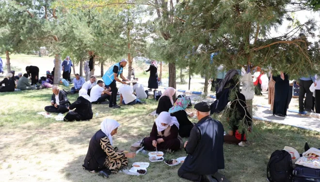 Yaşlı bireyler Van Gölü kıyısında keyifli bir gün geçirdi