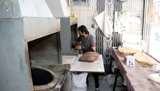 Lavaş ekmek üretirken çocukluk hayali olan romanı yazdı