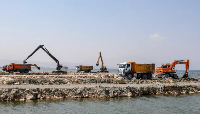 Van Gölü'nde dip çamuru
