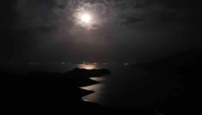 Bulutların arasından yükselen Geyik Dolunayı, Van Gölü ve Saint Thomas Kilisesi ile buluştu