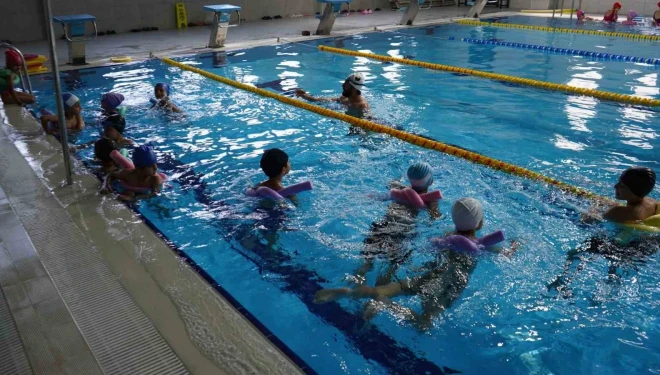 Yüzme havuzunda geleceğin sporcuları yetişiyor