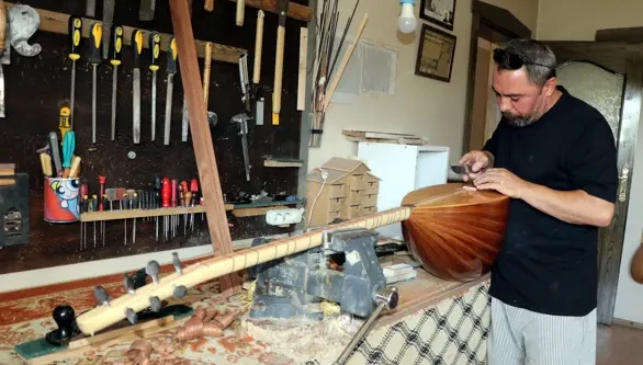 Vanlı 25 yıllık usta, ürettiği bağlamaları