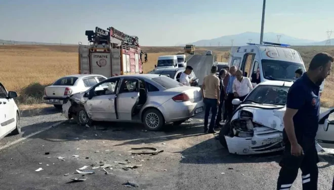 Van'da iki otomobil kafa kafaya çarpıştı: 7 yaralı
