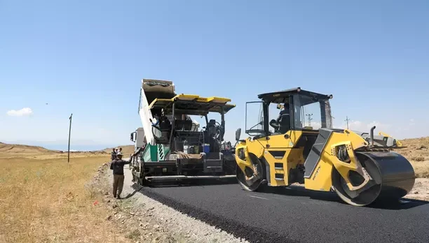 Erciş ilçesinde kırsal alanlar asfaltlanıyor
