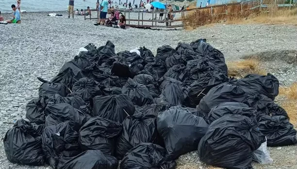 Van Büyükşehir Belediyesi Mollakasım sahilinde tonlarca çöp topladı