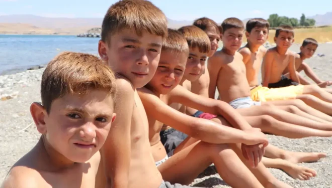 Van Gölü'nün sodalı suyunda çocukların