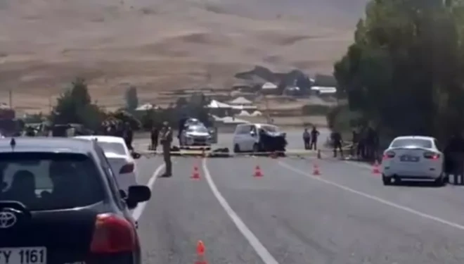 Muradiye’de araçlar kafa kafaya çarpıştı