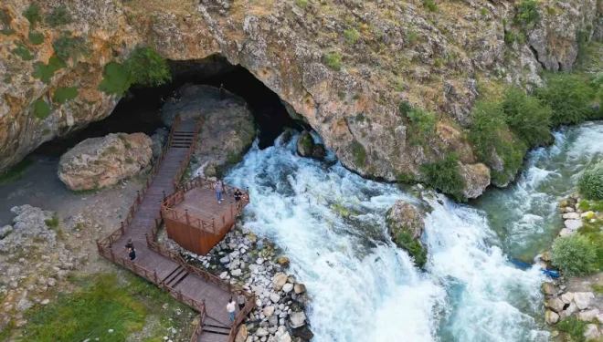 Bahçesaray’da gür akan sular yaban hayatına can veriyor