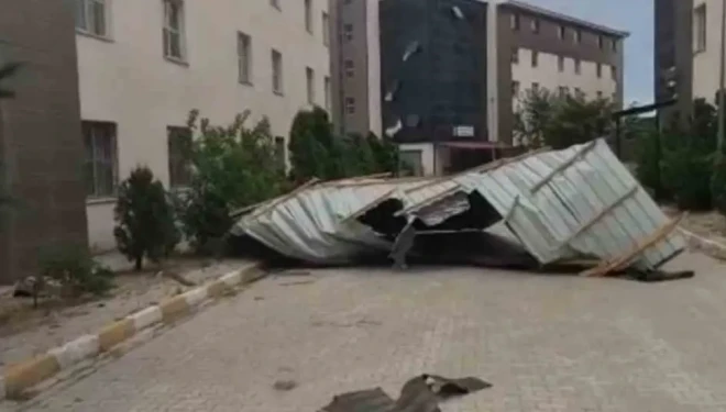 Van’da fırtına çatıları uçurdu