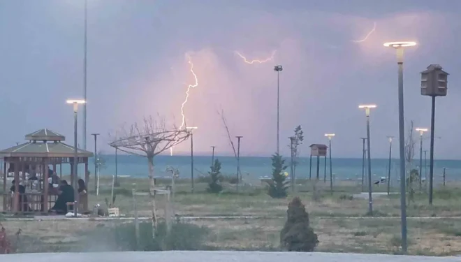 Van’da yağmur ve şimşekler geceyi aydınlattı