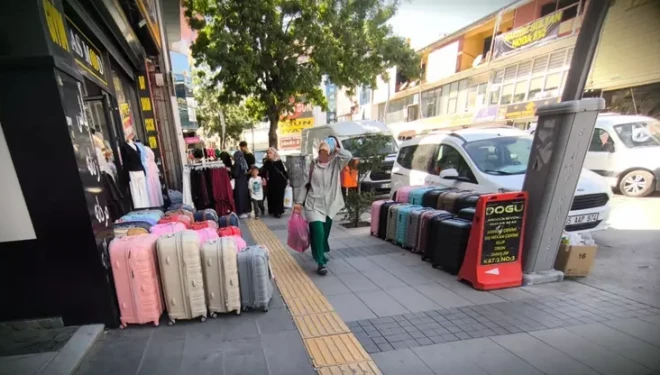 Van’da kaldırımlar işgal altında: Yayalar yola indi, turistler ve esnaf tepkili