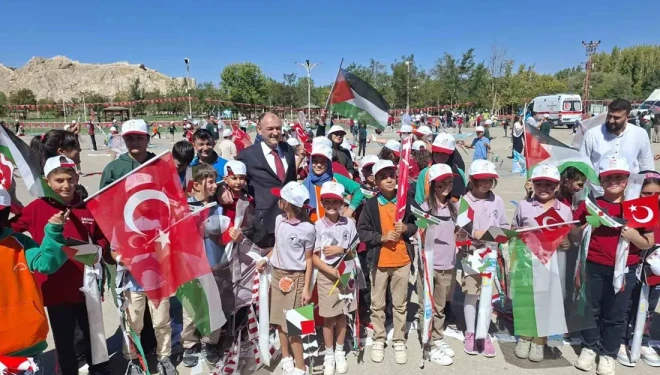 Gazzeli çocuklar için uçurtmalar gökyüzüyle buluştu