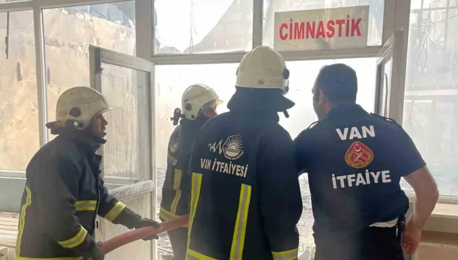 Yıkım çalışması yapılan spor merkezinde yangın